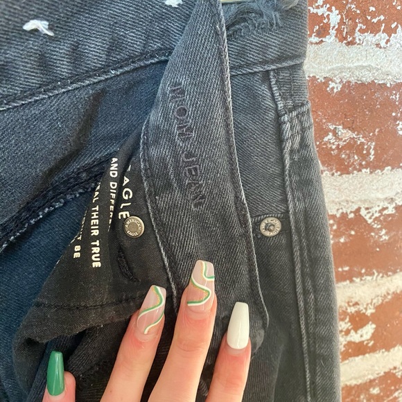 American Eagle black high rise distressed mom jeans - Picture 5 of 8